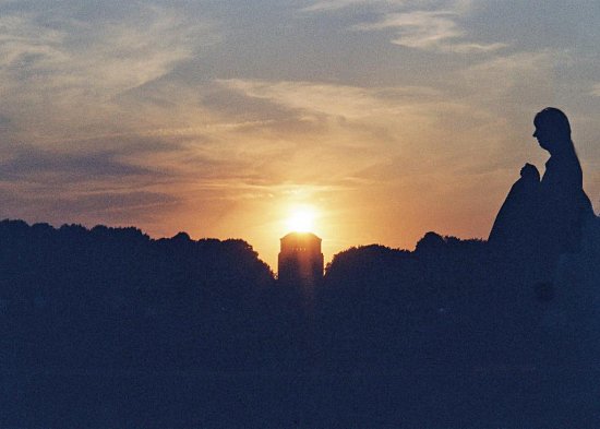 Die Sonne über der Planetariumskuppel